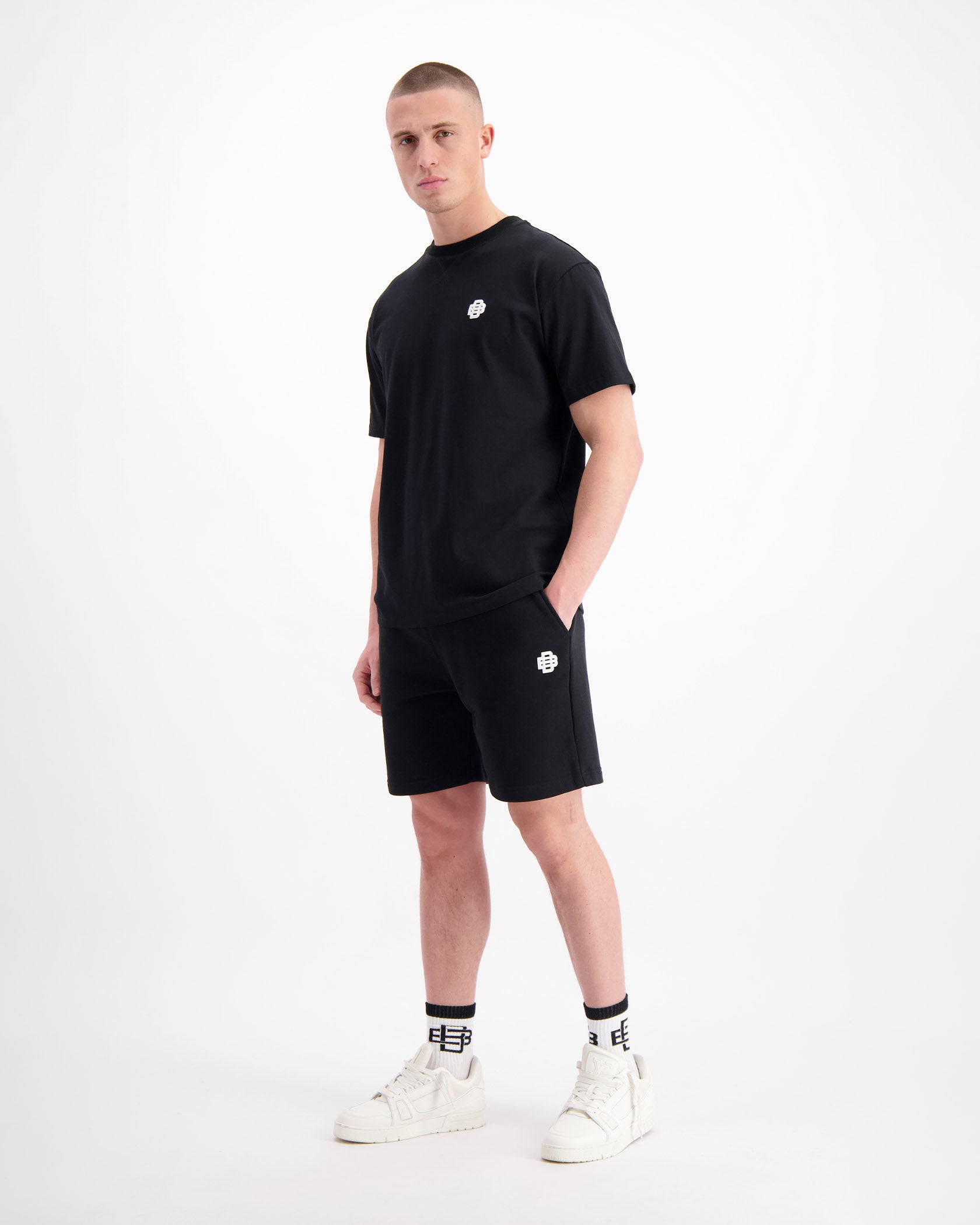 MONO RELAX SWEATSHORTS | Schwarz