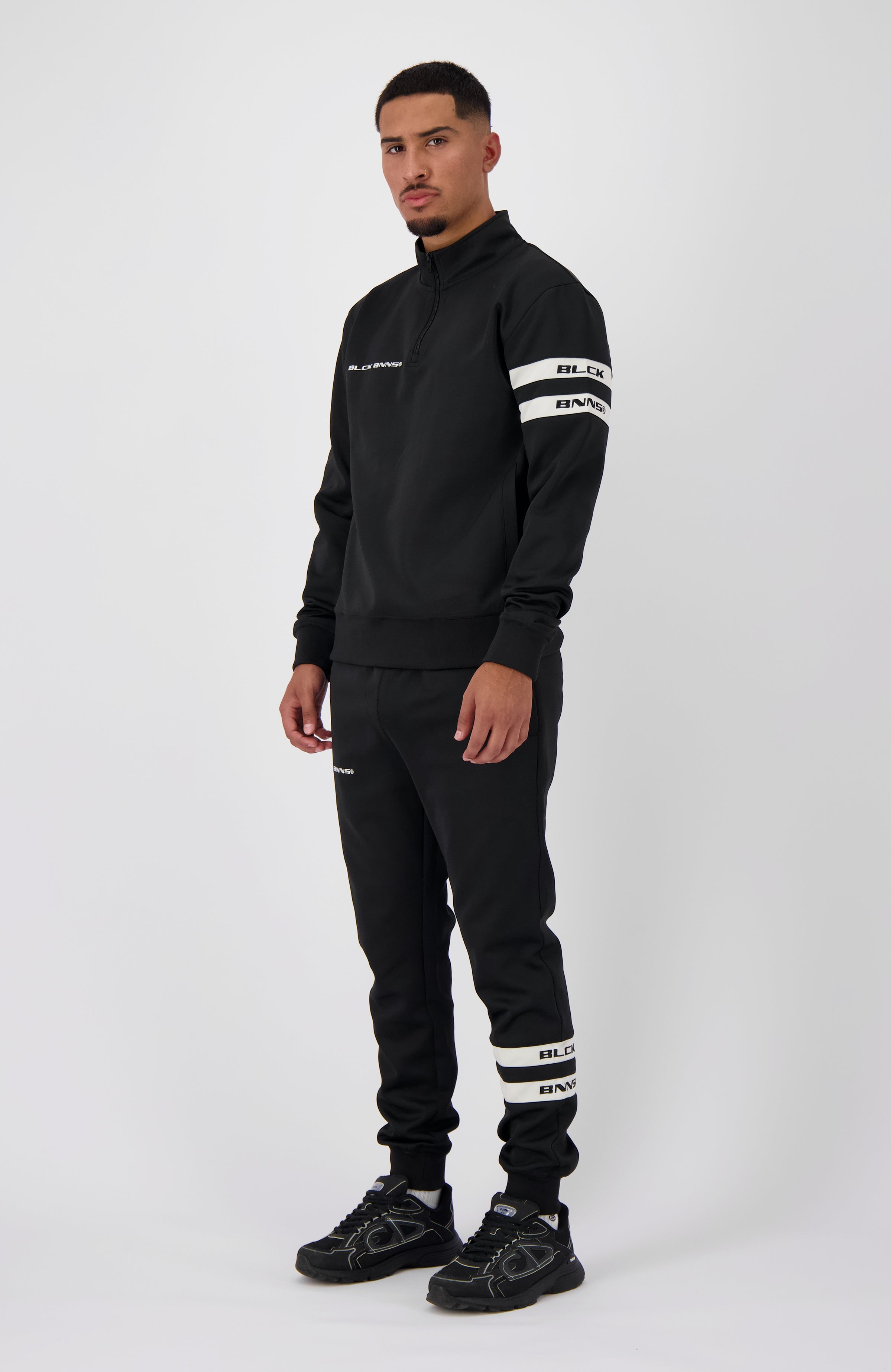 CHARGE TRACKPANTS Schwarz Black Bananas