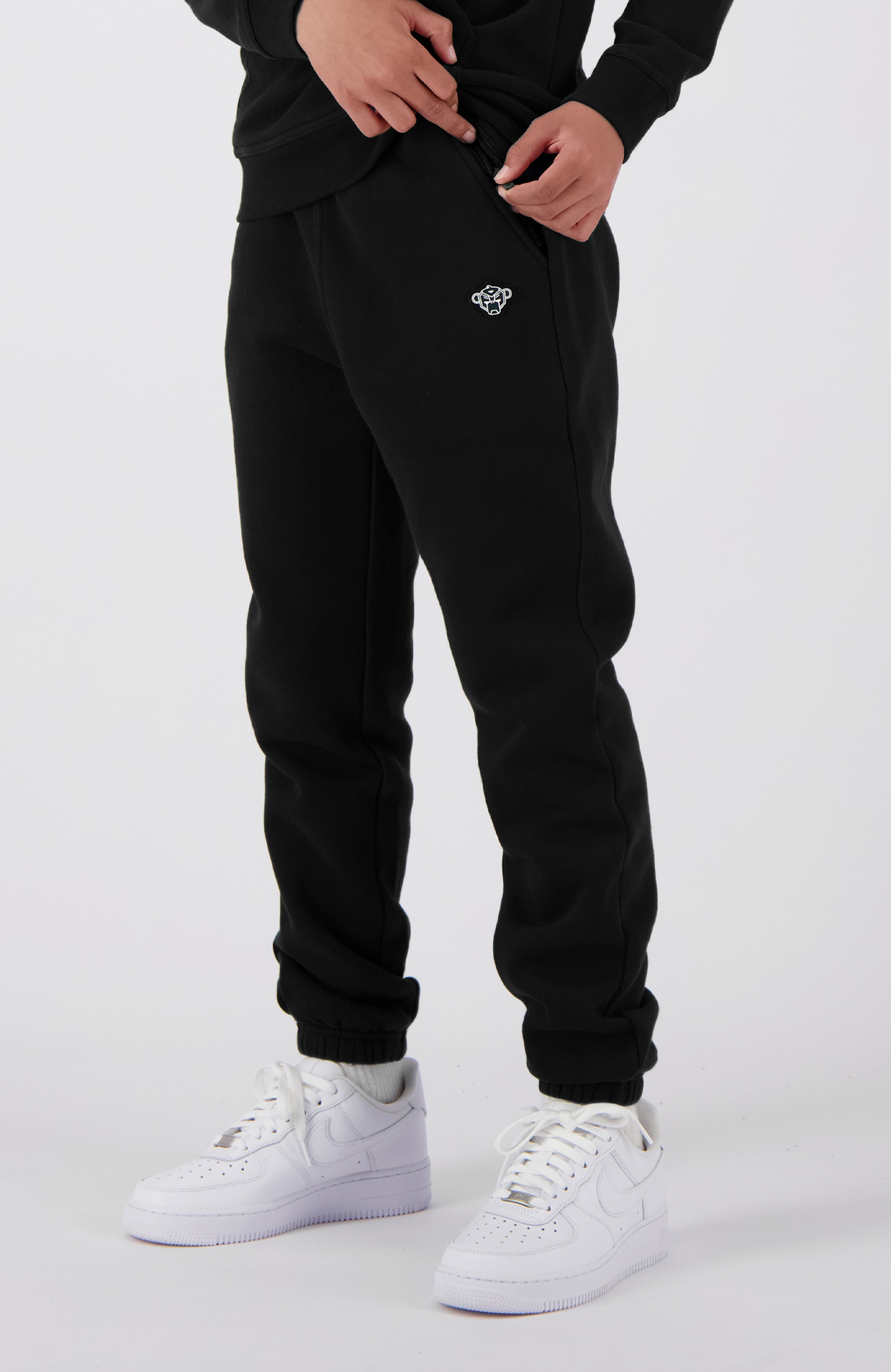 //blackbananas.com/cdn/shop/files/CRUISE_SWEATPANTS_2.224.4.12-000000-BOTTOM-02_{width}x.jpg?v=1727428732