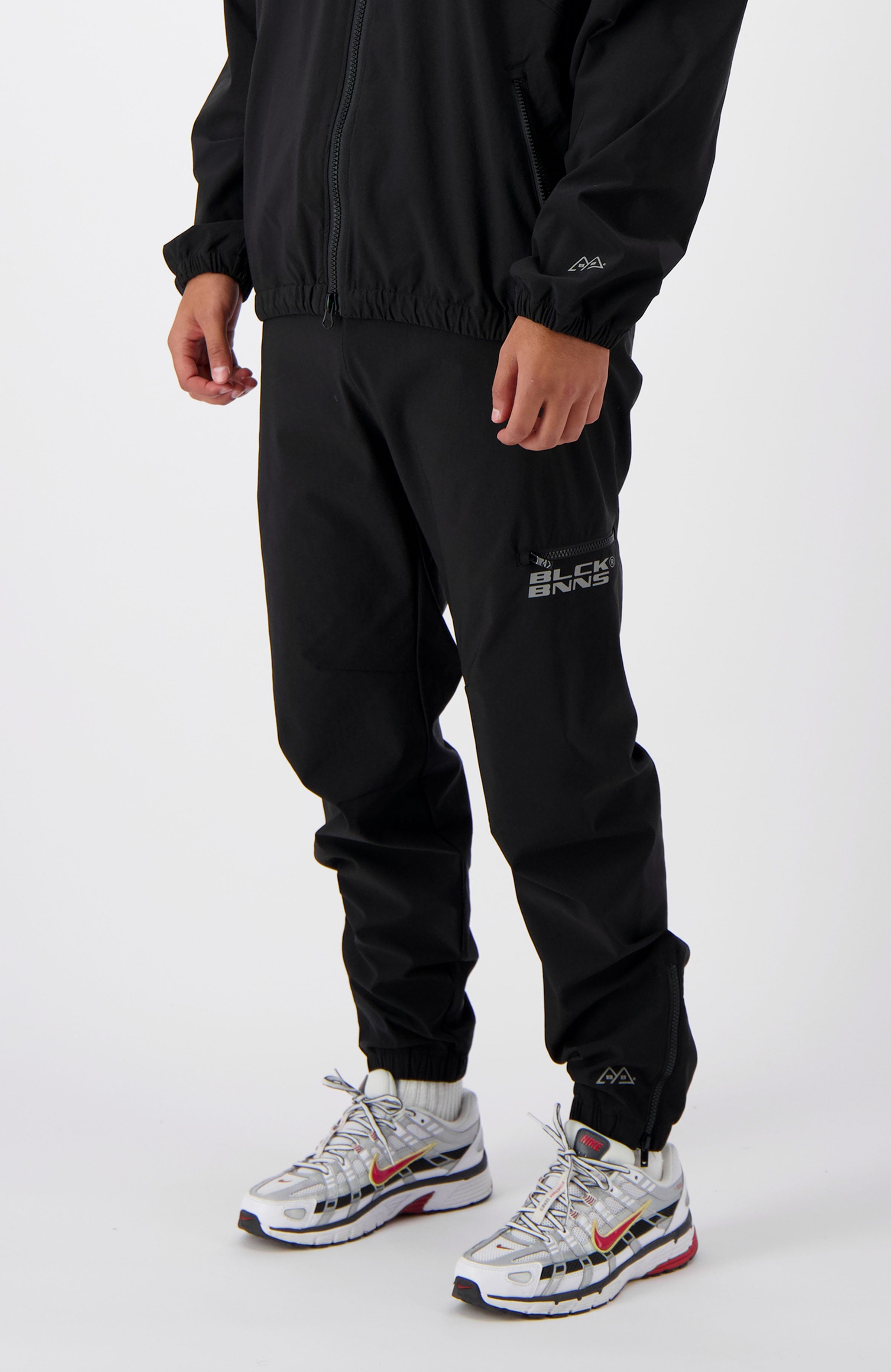 INITIAL TECH TRACKPANTS | Schwarz