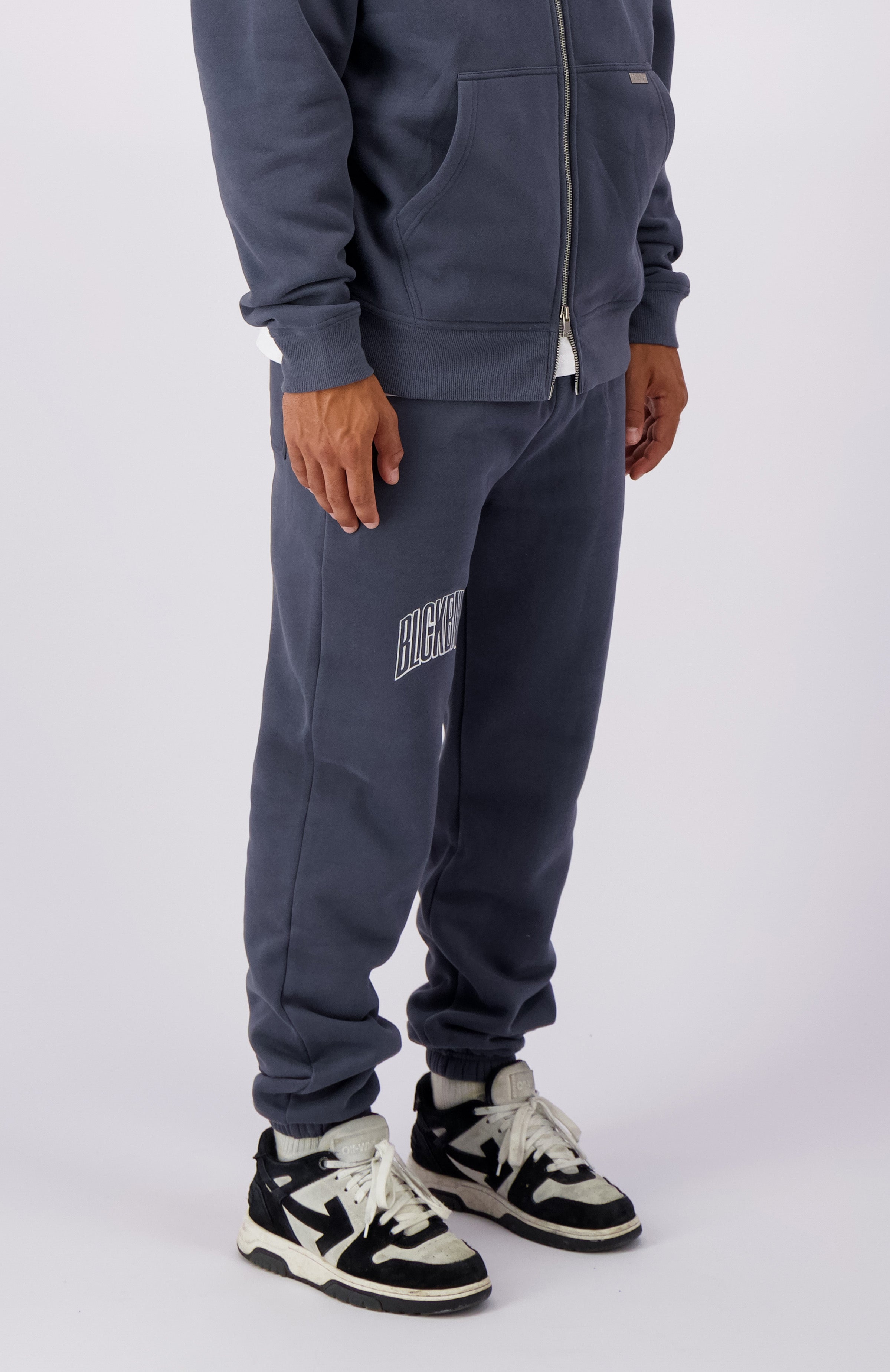 EMBROIDERED ARCH SWEATPANTS | Grau