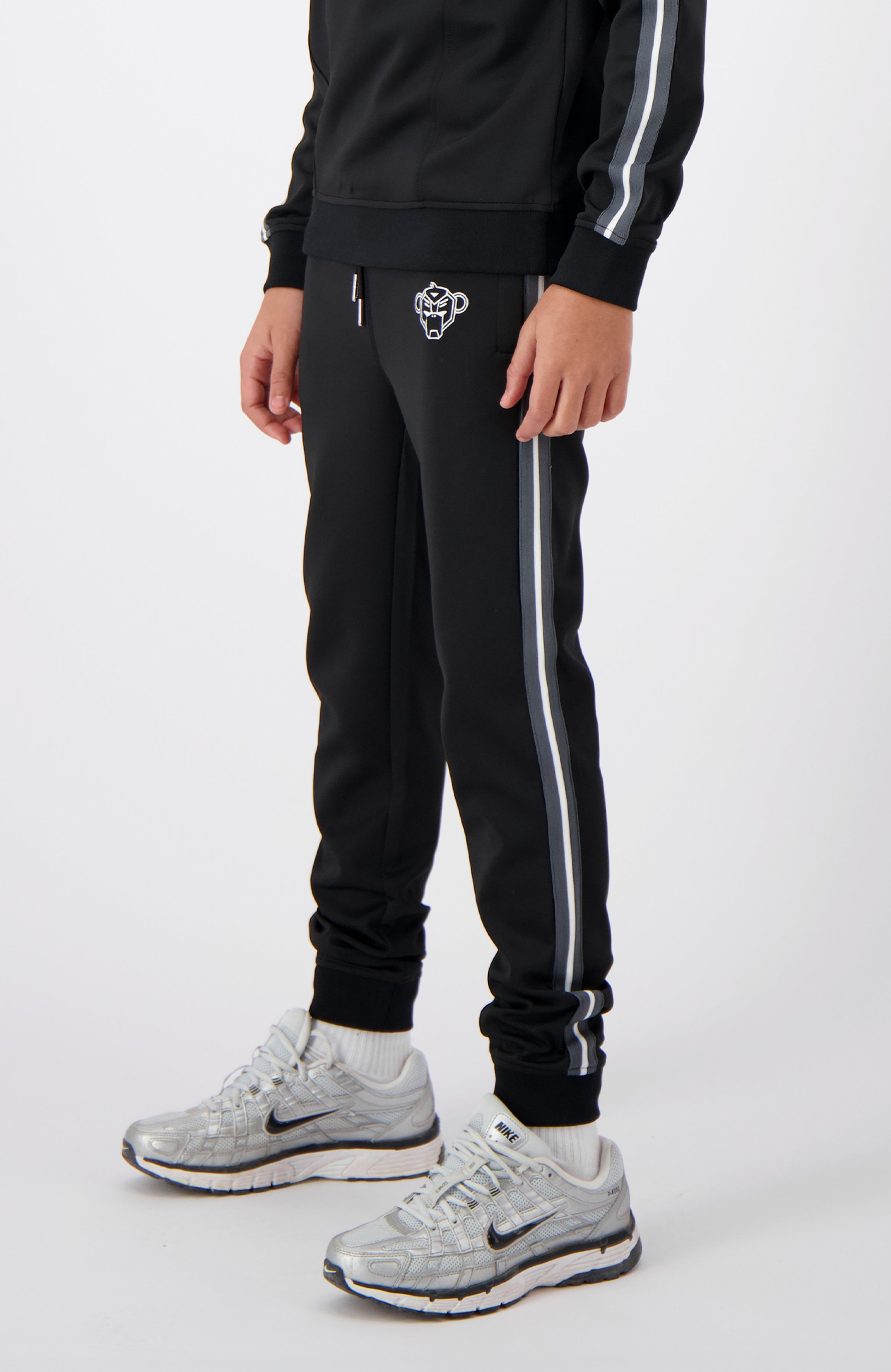 JR. TAPED TRACKPANTS | Schwarz