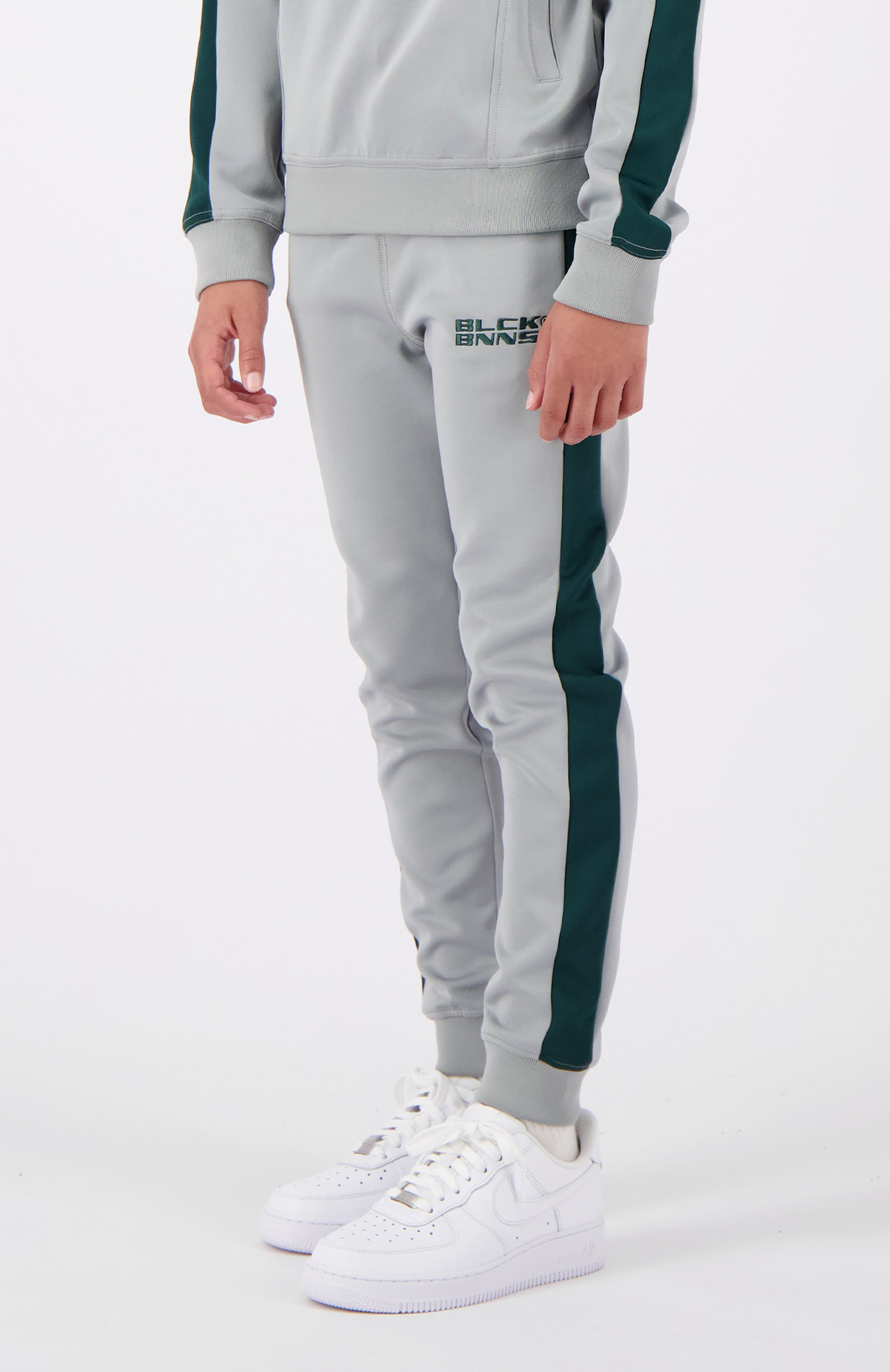 //blackbananas.com/cdn/shop/files/TRACE_TRACKPANTS_2.224.4.08-089-BOTTOM-06_{width}x.jpg?v=1723639501