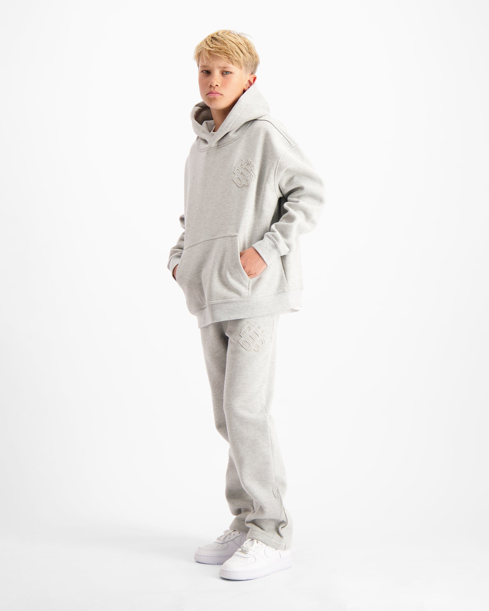 KIDS RIPPED MONOGRAM SWEATSUIT | Grau